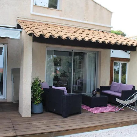 Petite Dans Copropriete Avec Piscine Et Vue Mer. *