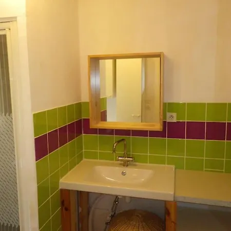 Petite Dans Copropriete Avec Piscine Et Vue Mer.