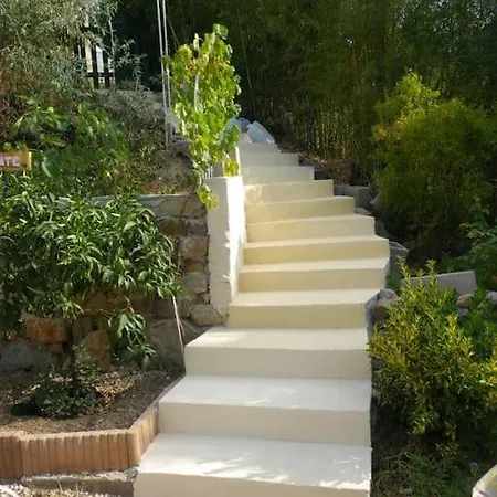 Petite Dans Copropriete Avec Piscine Et Vue Mer. Holiday home *