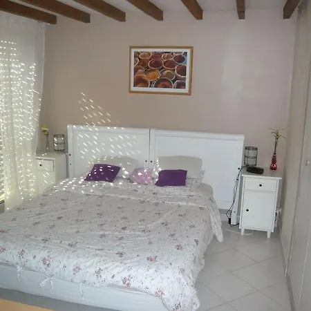 Petite Dans Copropriete Avec Piscine Et Vue Mer. * Hyeres