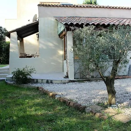 Holiday home Petite Dans Copropriete Avec Piscine Et Vue Mer. Hyeres