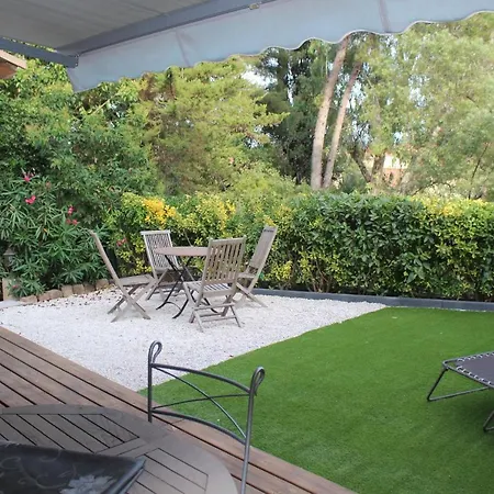 Petite Dans Copropriete Avec Piscine Et Vue Mer. Holiday home Hyeres
