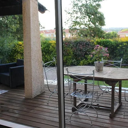 Petite Dans Copropriete Avec Piscine Et Vue Mer. Hyeres